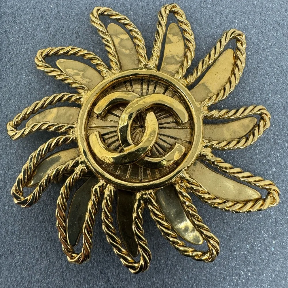 💯Authentic CHANEL Pre-Owned 1986-1988 sun motif CC brooch