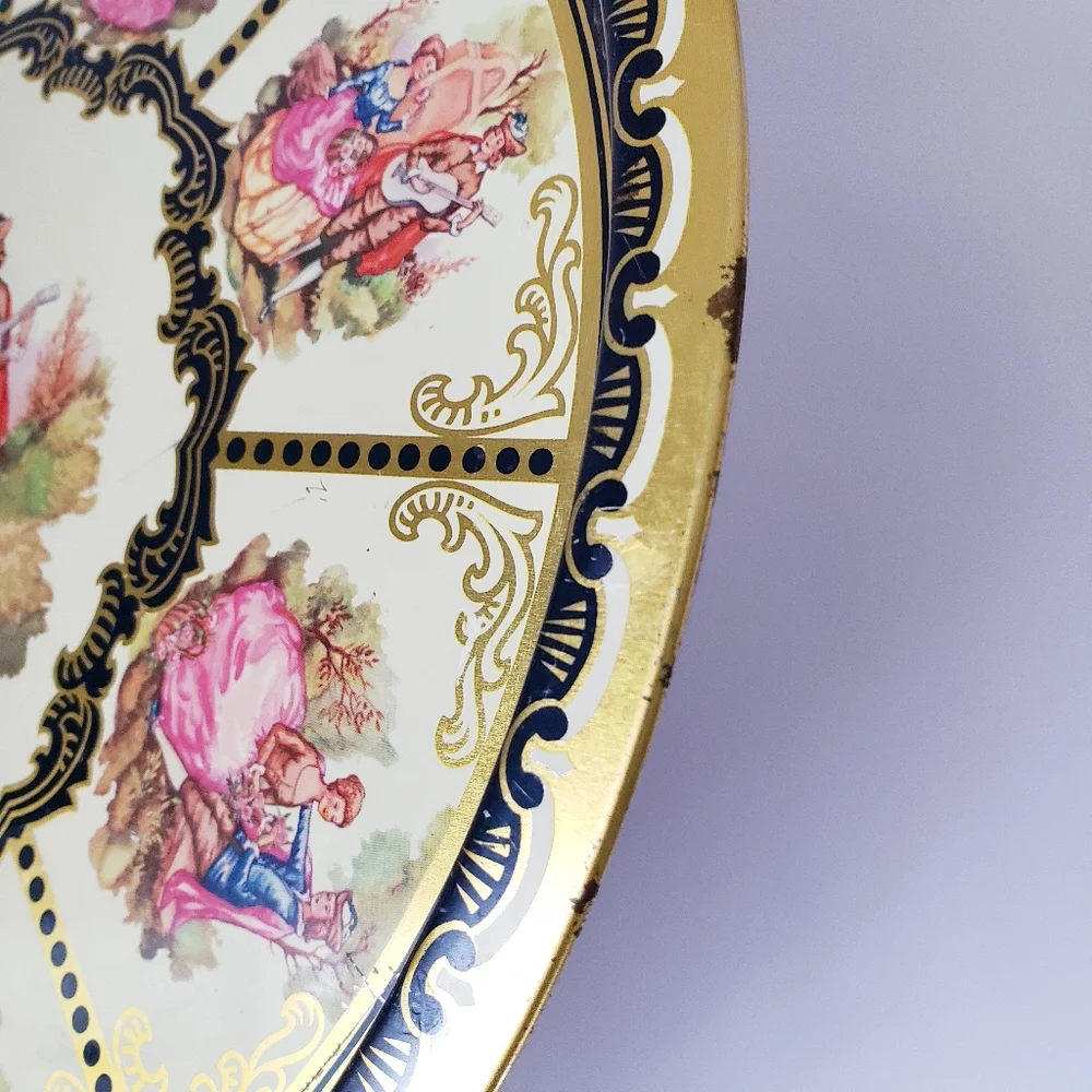 Vintage round serving