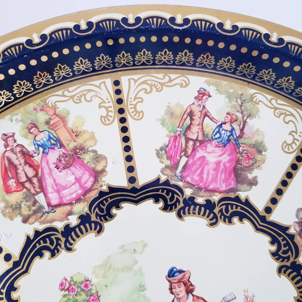 Vintage round serving