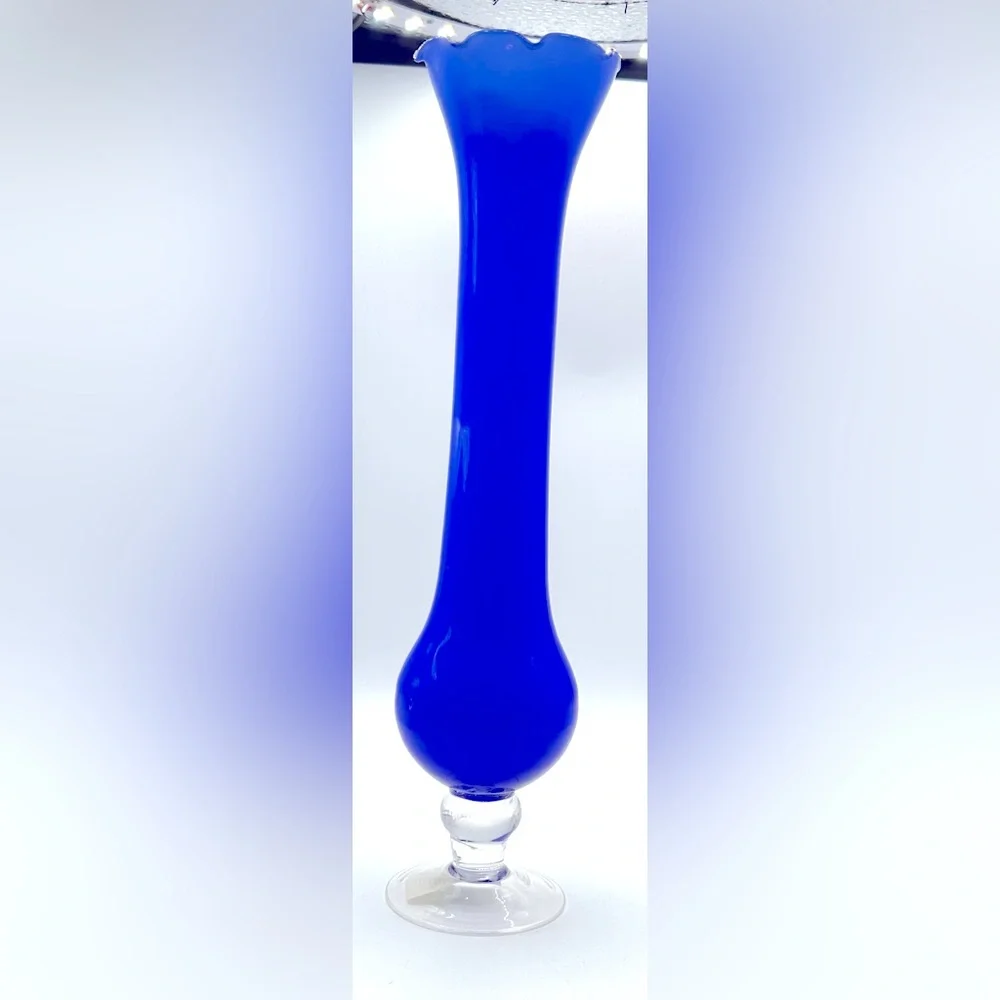 1980s Vintage, Pretty glass bud vase, cobalt blue color-good preowned condition