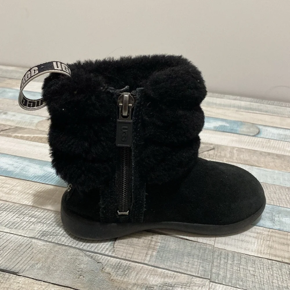 UGG fluff cr8