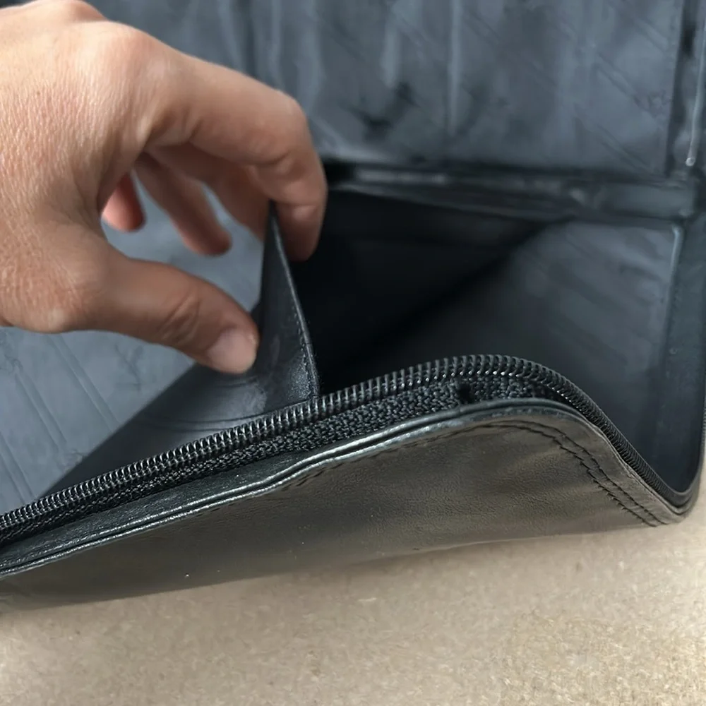 Scully outside briefcase used