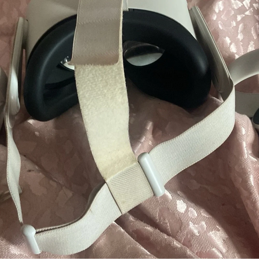 Oculus quest at 2, 256GB, controller grips and games on it