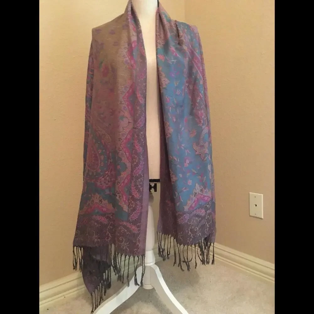 🥻Pretty Vintage Fringed scarf 100% Acrylic