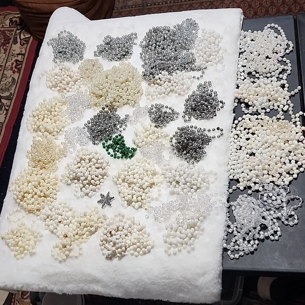 LARGE ASSORTMENT OF SPARKLY ✨️ BEADS BUNDLE.