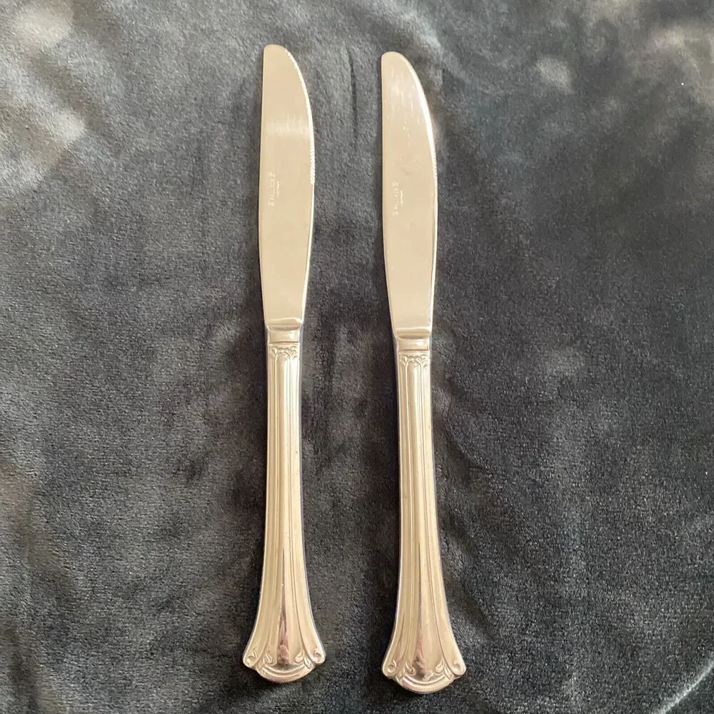 2 Wallace Resplendence Glossy 18/10 Stainless Glossy Modern Dinner Knives *READ*