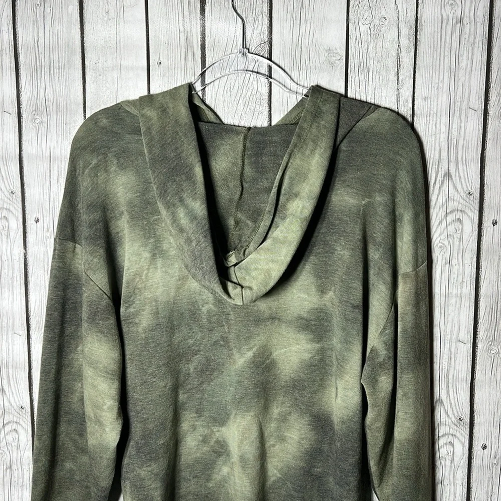 Vocal tie dye lightweight pull over hoodie size Small