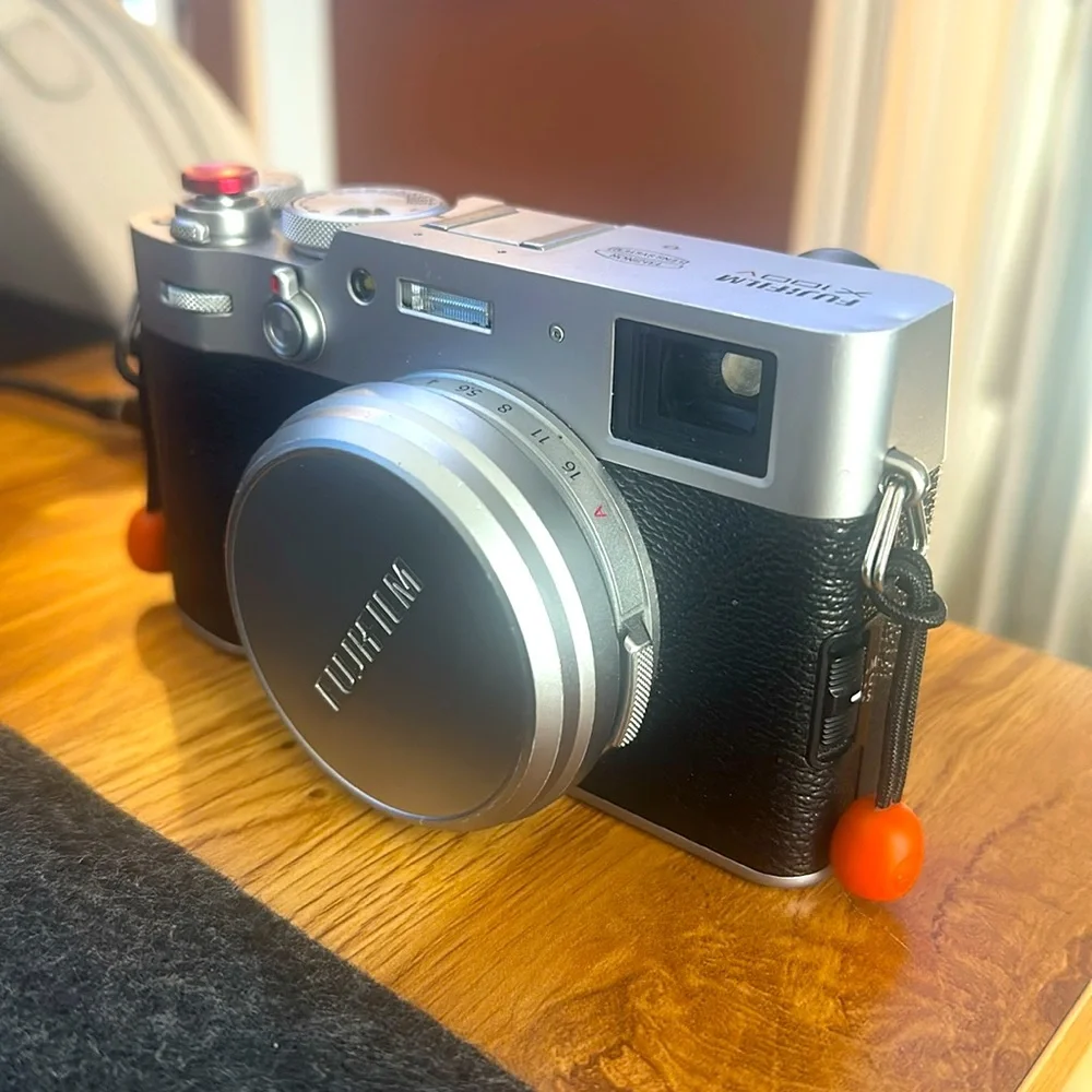 Fujifilm selling x100v