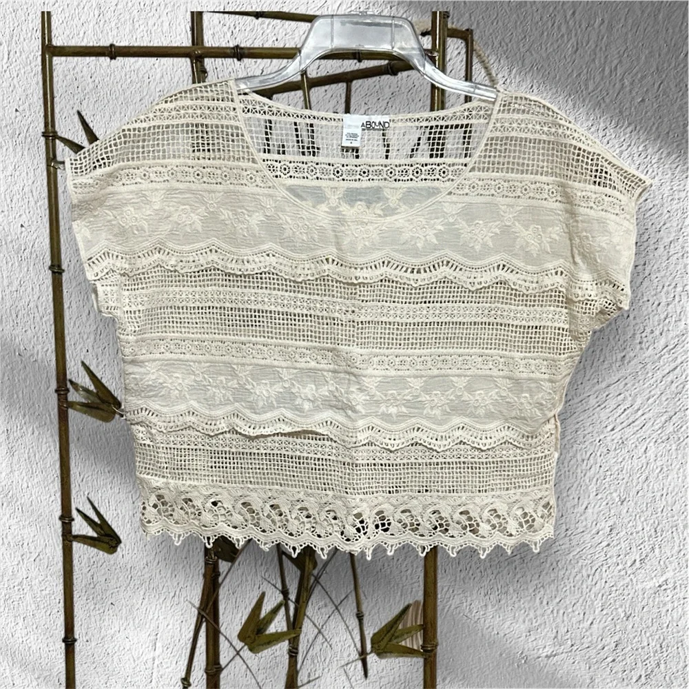 Abound Cropped Boho Lace Top.  NWOT size S.