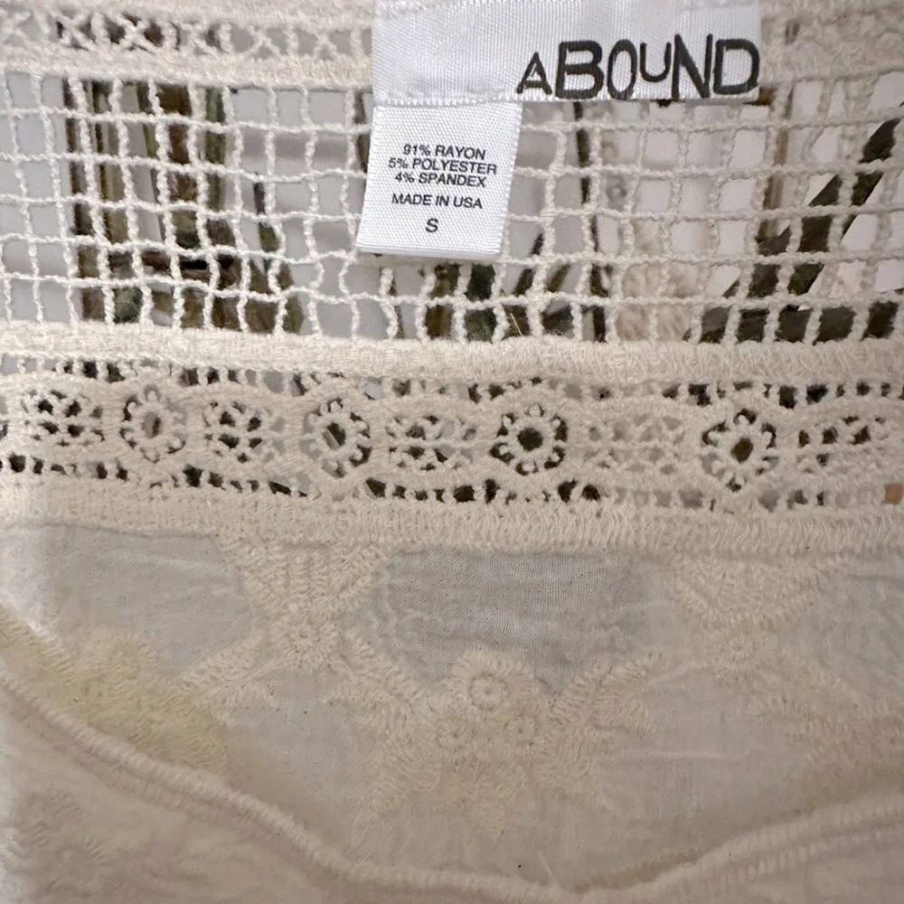 Abound Cropped Boho Lace Top.  NWOT size S.