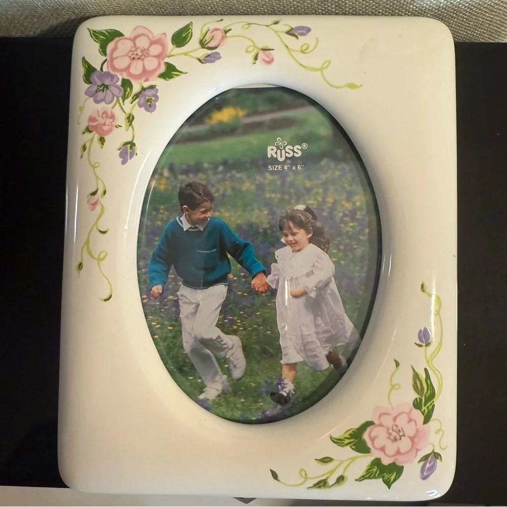 RUSS 4 X 6 vintage ceramic country cottage style picture frame.