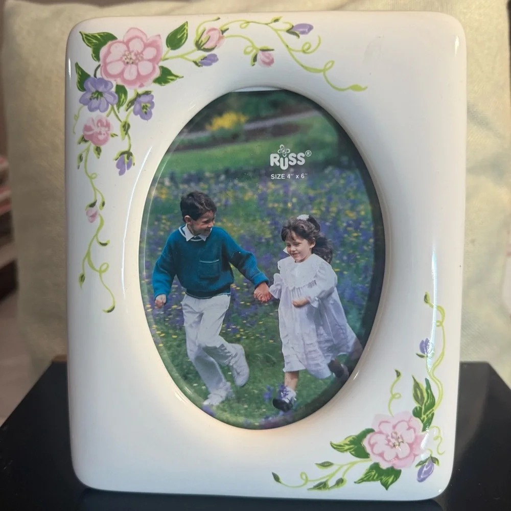 RUSS 4 X 6 vintage ceramic country cottage style picture frame.