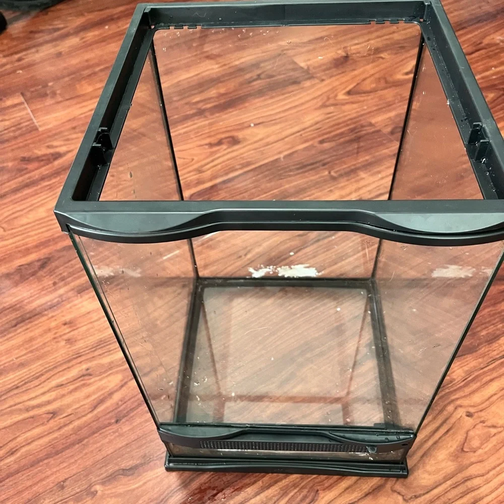 Naturalistic terrarium enclosure