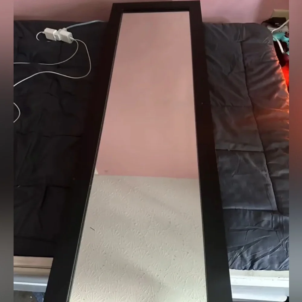 N/A mirror hangs