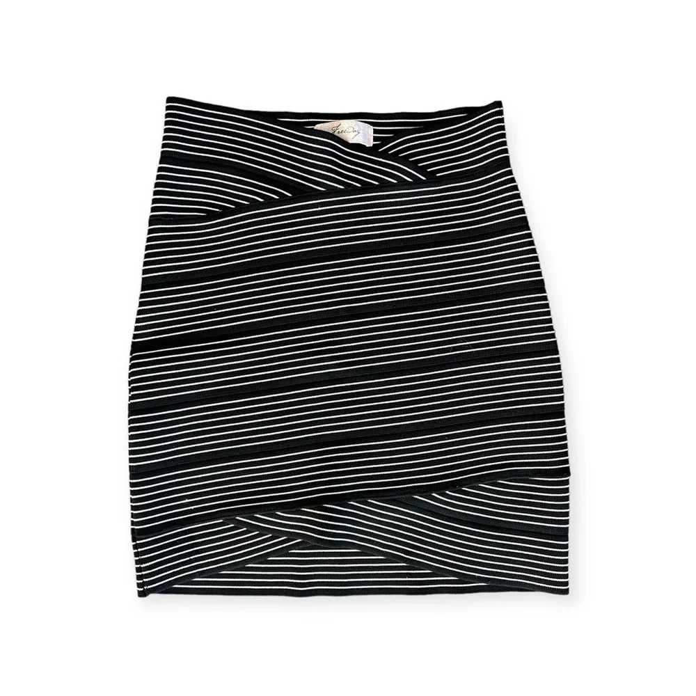 Freestyle skirt black white mini striped small