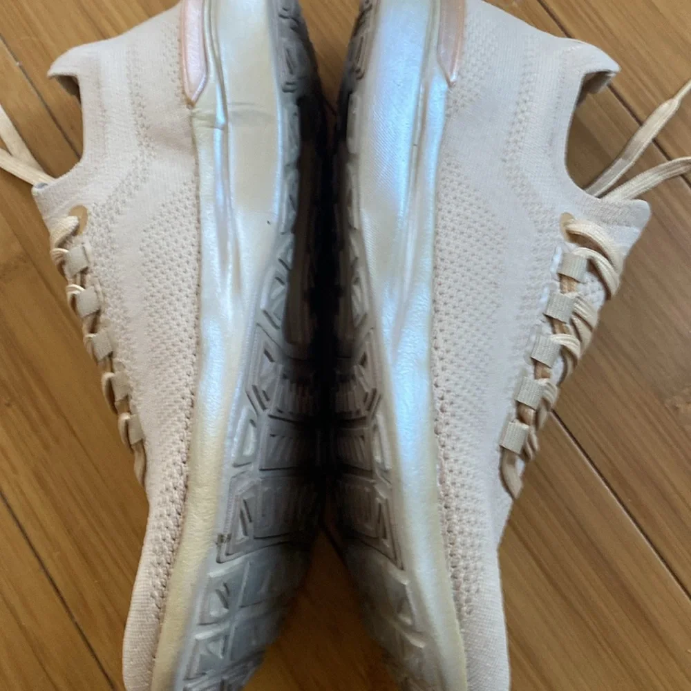 Beautiful APL ladies sneaker EUC