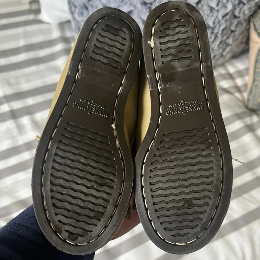 Minnetonka moccasins includes size