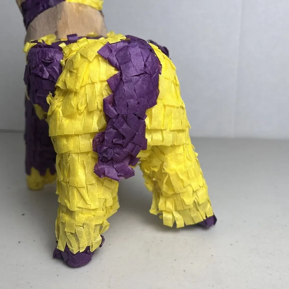 Unbranded pinatas table