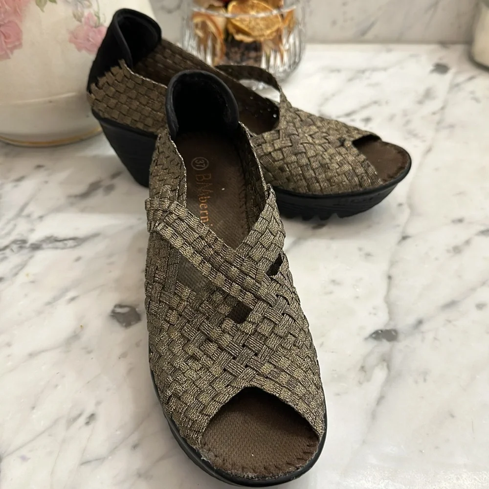 Bernie Mev Platform Wedge Metallic Black/Gold Stretch Top Sz 37 worn a few times