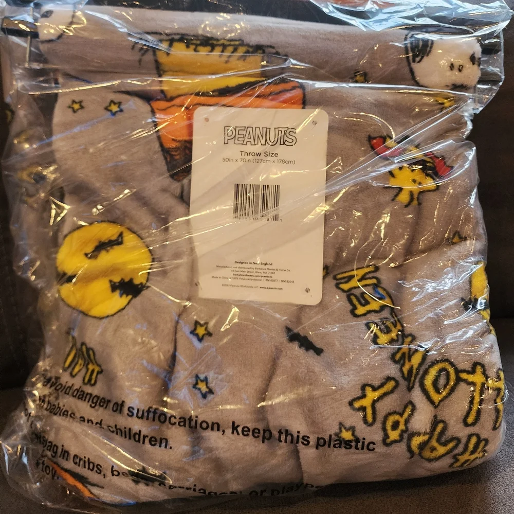 NWT PEANUTS Berkshire 50x70 Halloween Snoopy Doghouse Printed Gray Pet Throw