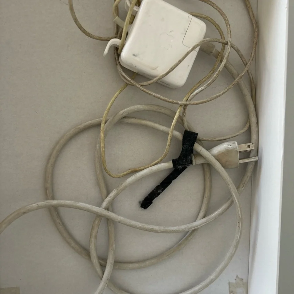 EXCELLENT condition Apple MacBook 13” Air - Silver with charger 2003