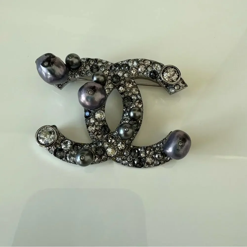 CHANEL women brooch with natural pearls Authentic