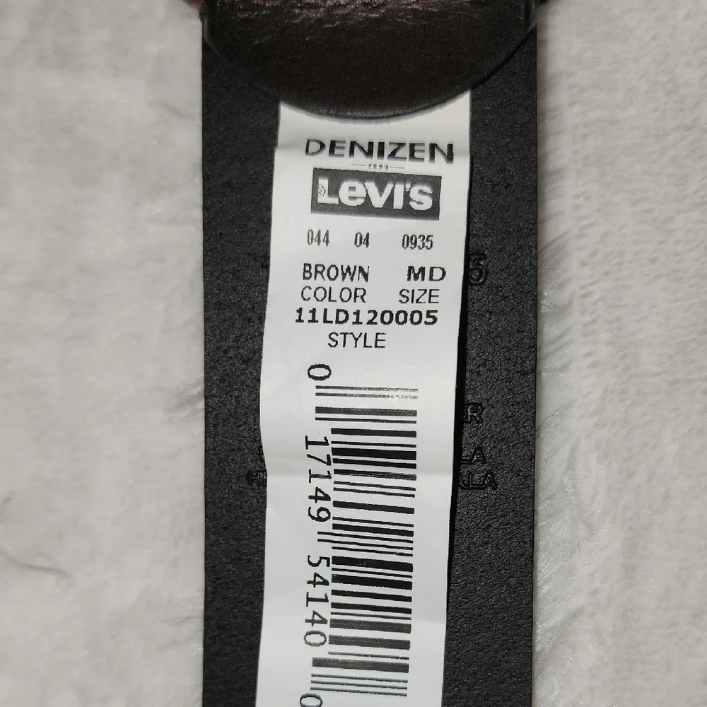 Denizen from Levi's paying belt