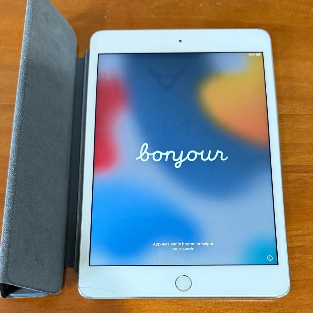 Pre-owned Apple iPad Mini 4th gen - White - Smart Cover included!