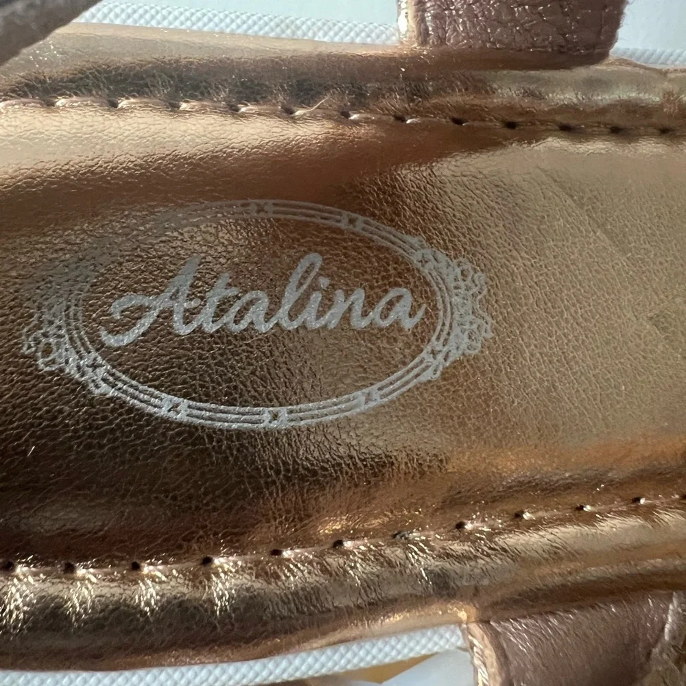 Atalina Little Girl’s Gold T-Strap Classy Sandals, Petal Accents Size. 3 NWOT