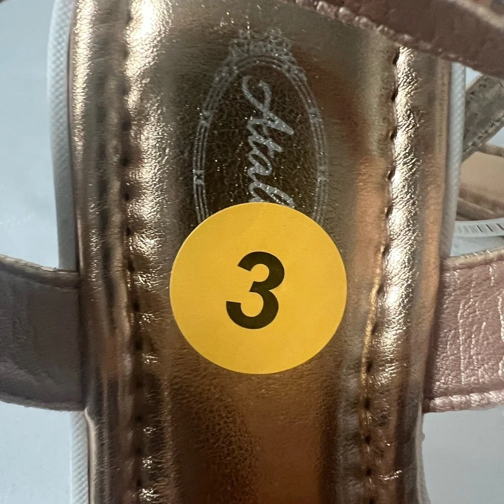 Atalina Little Girl’s Gold T-Strap Classy Sandals, Petal Accents Size. 3 NWOT