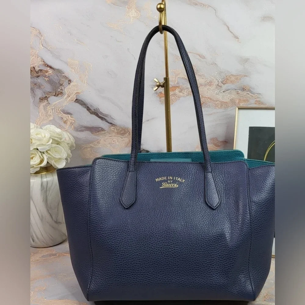 Gucci pebbled swing tote bag blue