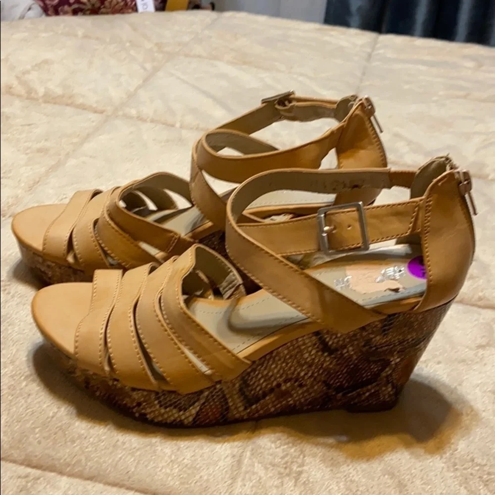 Kenneth Cole Reaction tan style