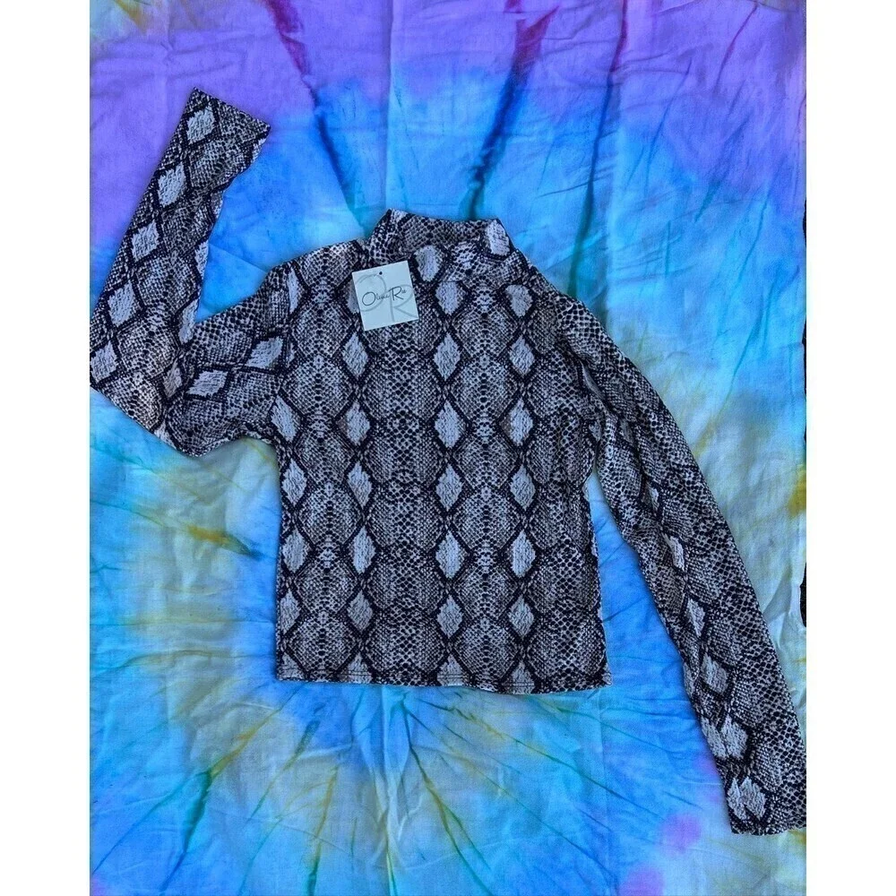 𝅺OLIVIA Rae snakeskin print long sleeve shirt size small jrs