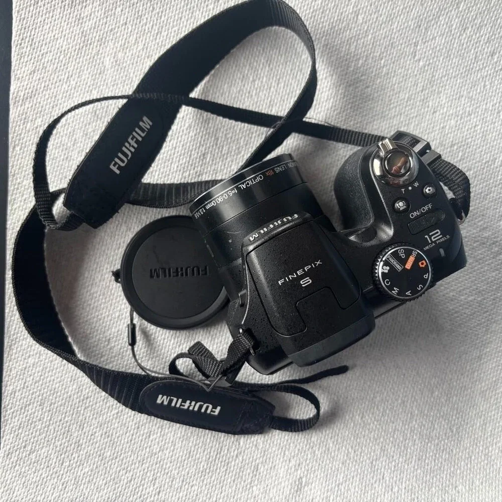 Fujifilm Fine Pix S Seiries S1800 12.2 Digital Camera Black