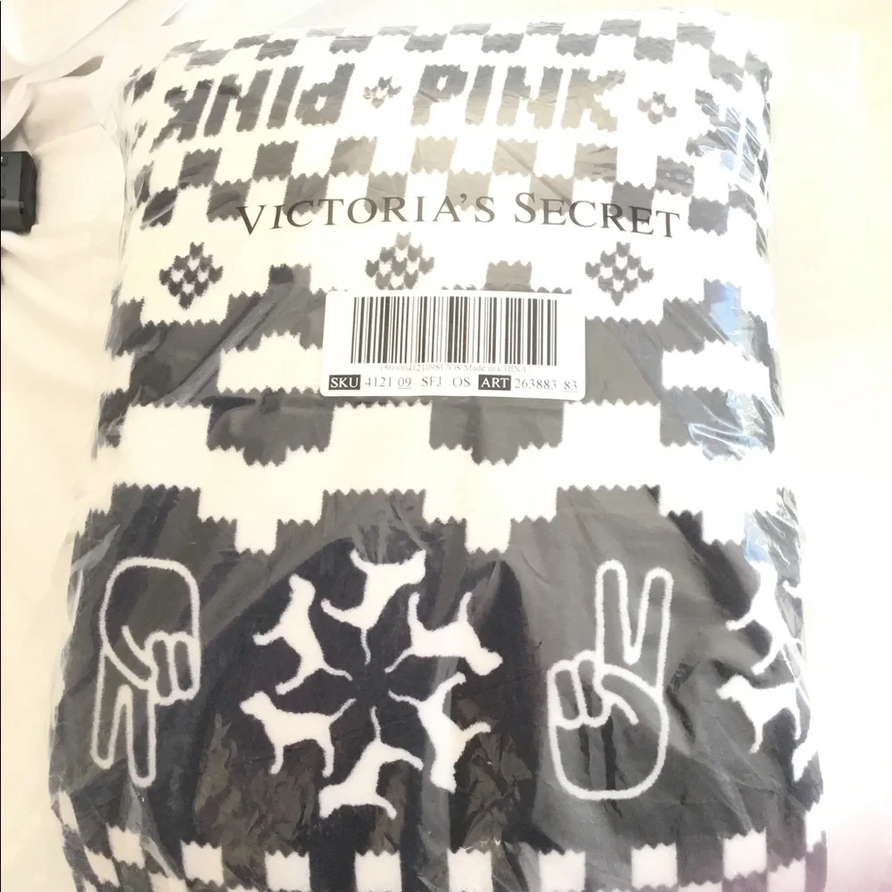 Pink Victoria’s Secret Polyester Sherpa Blanket NWT