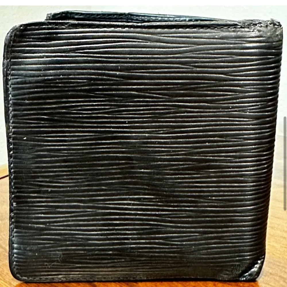 Louis Vuitton please pouch before