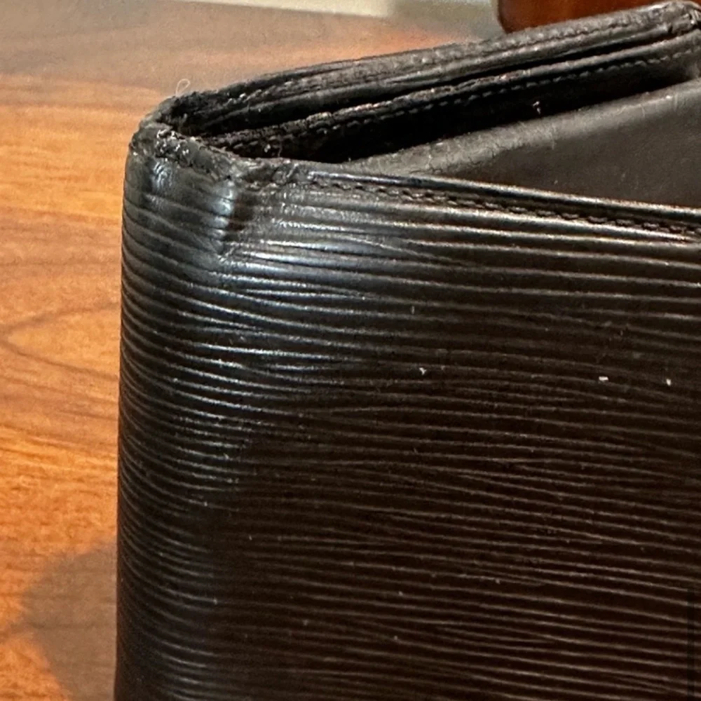 Louis Vuitton slots peeling m10901