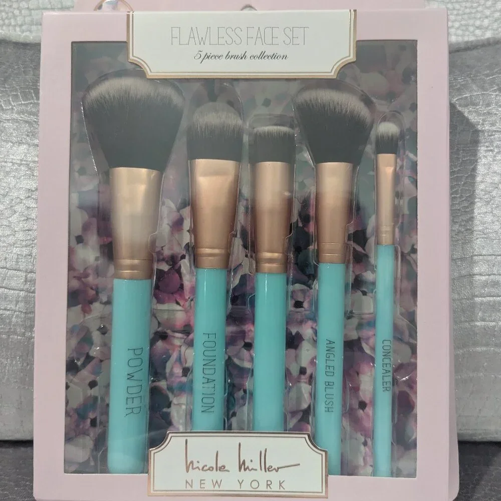 Nicole Miller flawless face five-piece brush makeup collection