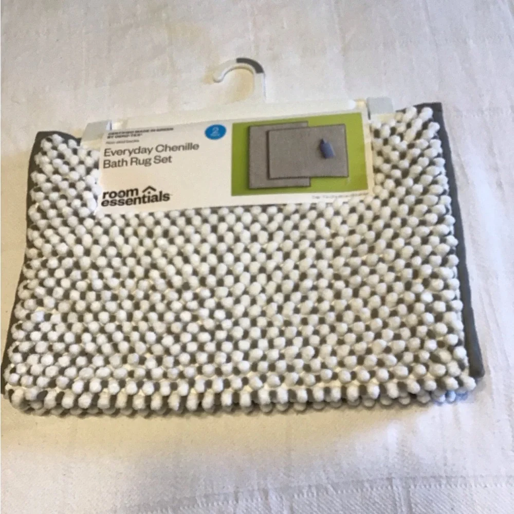 2 pack Room Essentials Gray and White Non slip Bath Rug Set