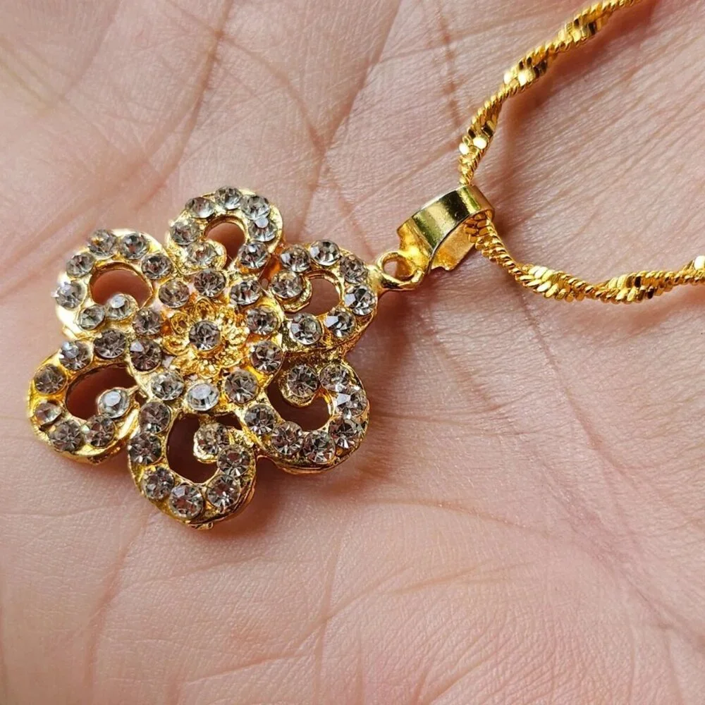 Women Necklace Fashion Gole Tone Crystals Accent Pendant Fashion Jewelry, New