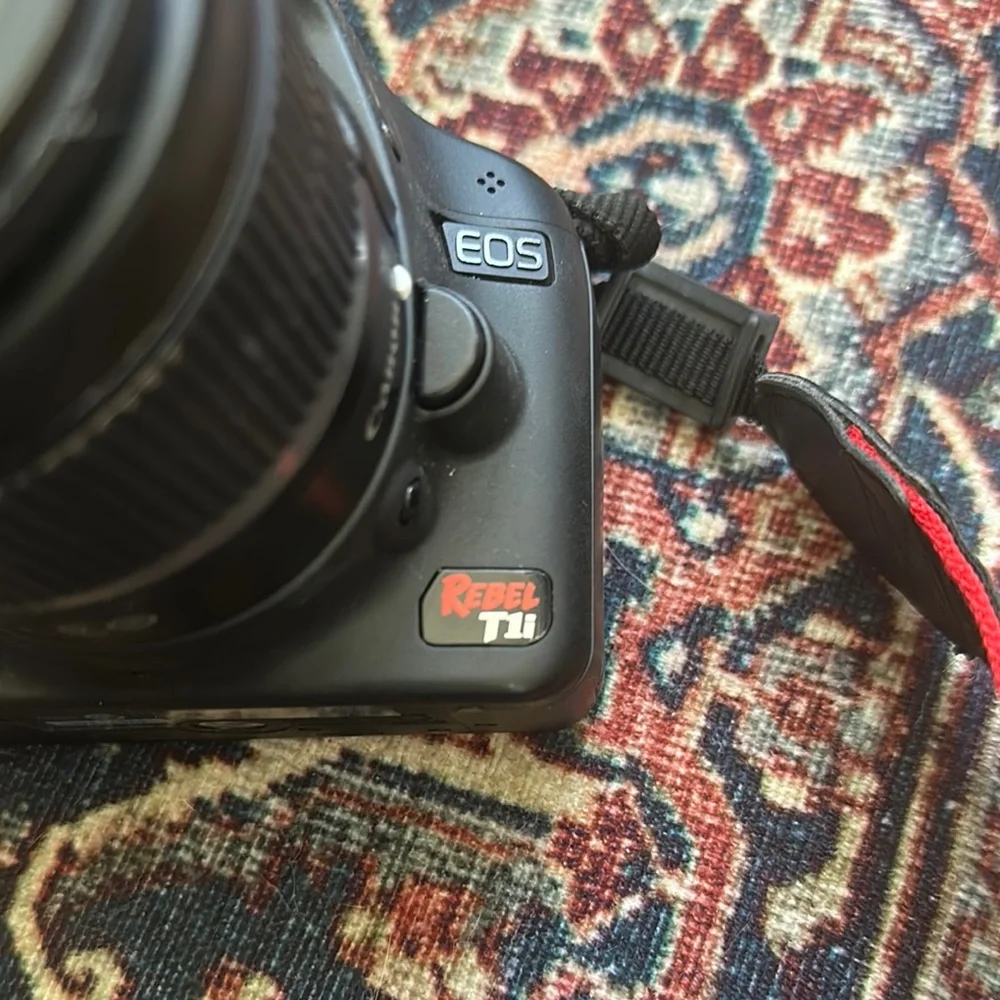 Canon EOS Digital Camera with Black Finish! Zoom lens! W/ charger and camera bag