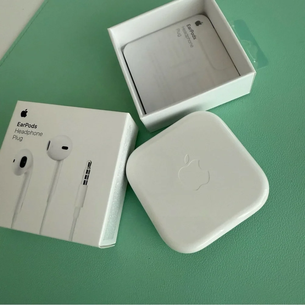NEW Apple EarPods