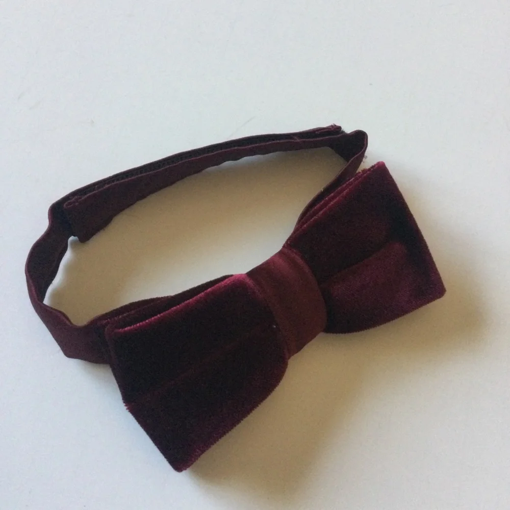 NORDSTROM FAMILY MOMENTS BOYS VELVET PRE-TIED BOW TIE BURGUNDY OS ADJUSTABLE NEW