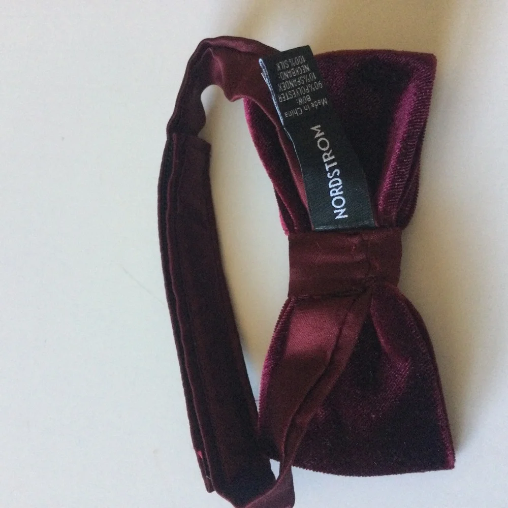 NORDSTROM FAMILY MOMENTS BOYS VELVET PRE-TIED BOW TIE BURGUNDY OS ADJUSTABLE NEW