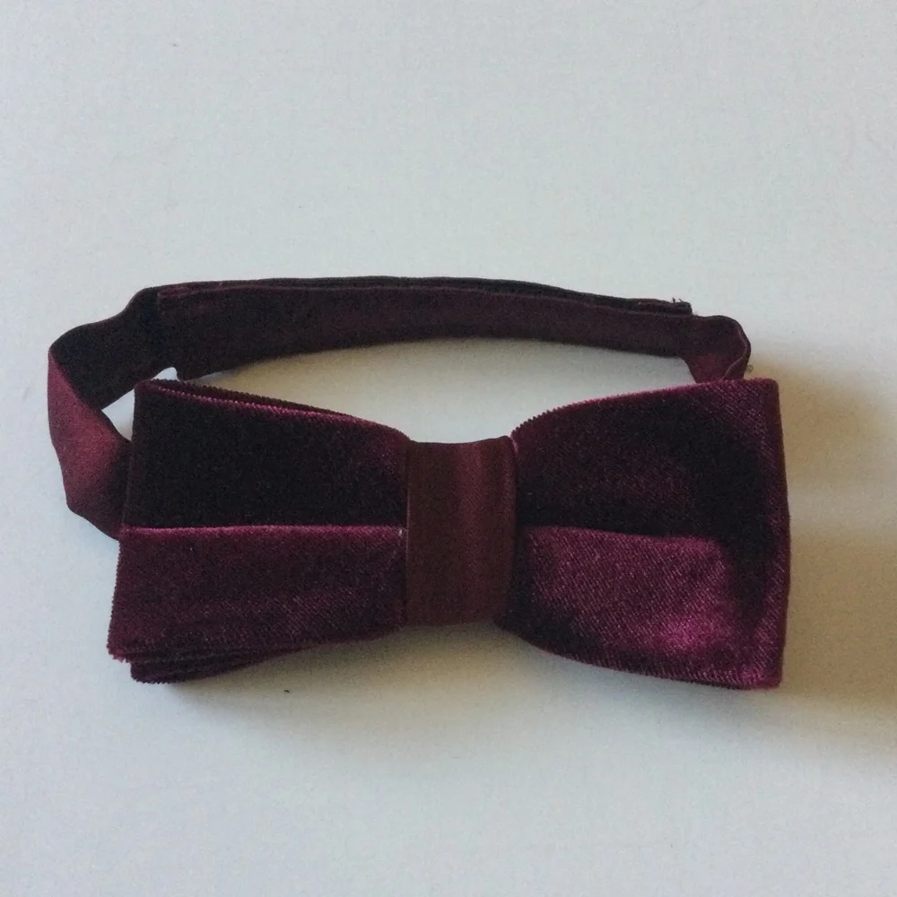 NORDSTROM FAMILY MOMENTS BOYS VELVET PRE-TIED BOW TIE BURGUNDY OS ADJUSTABLE NWO
