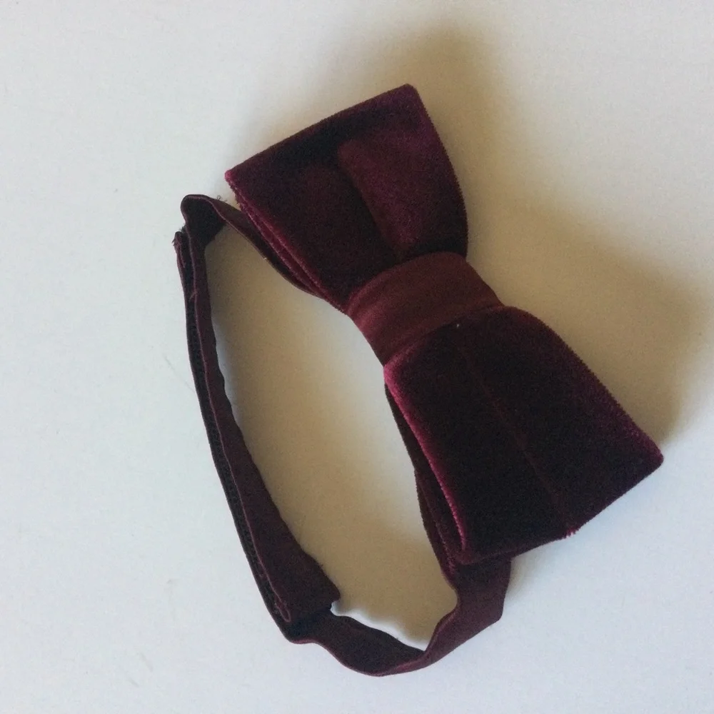 NORDSTROM FAMILY MOMENTS BOYS VELVET PRE-TIED BOW TIE BURGUNDY OS ADJUSTABLE NWO