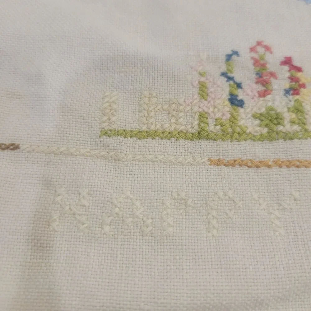 Vintage Table Linen Handmade Cross Stitch Embroidered Luncheon Cloth approx 28