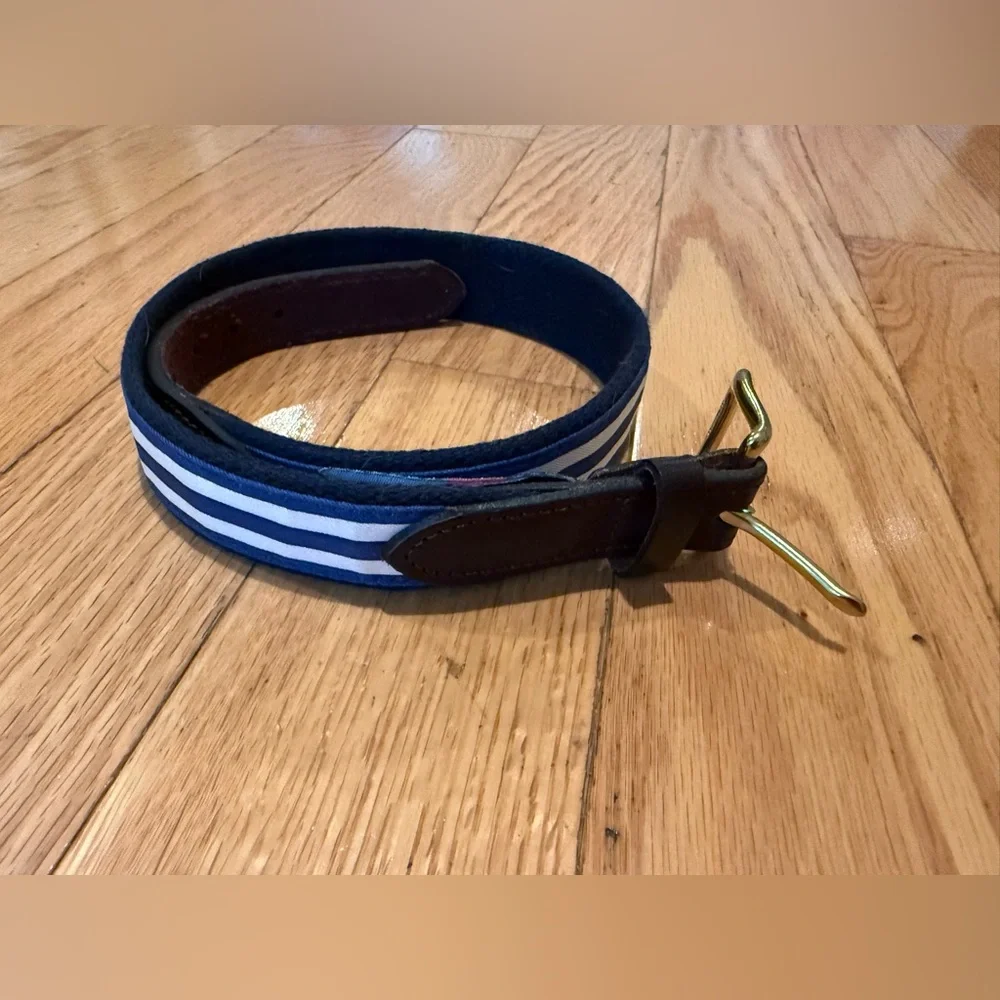 vineyard Vines striped blue and white leather belt size 26