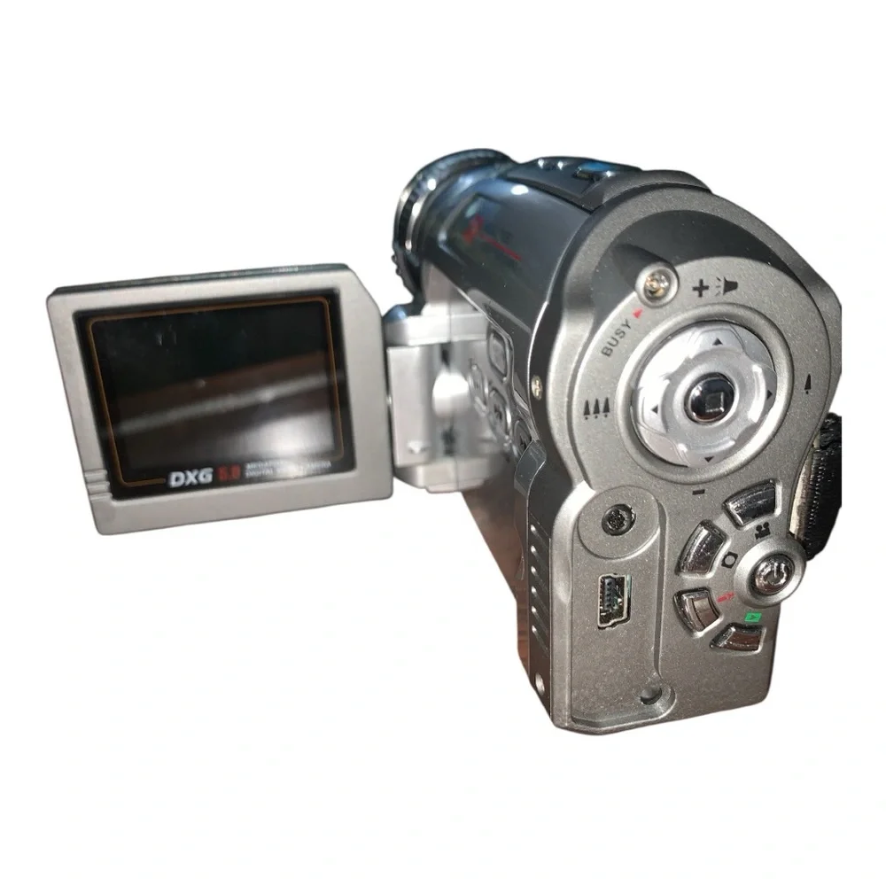 DXG-572V 5.0 megapixel video camera with carrying case.Untested