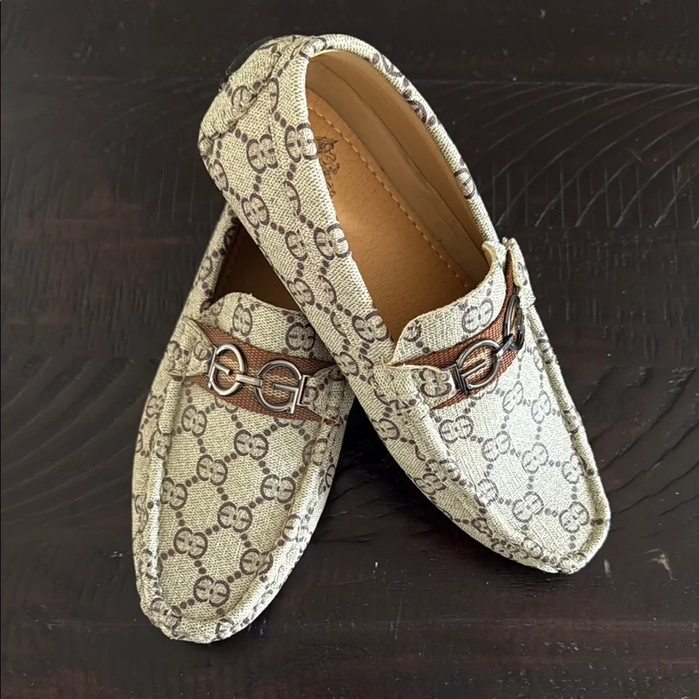 Total shoes Cream and Brown Dress Shoes with Monogram Print